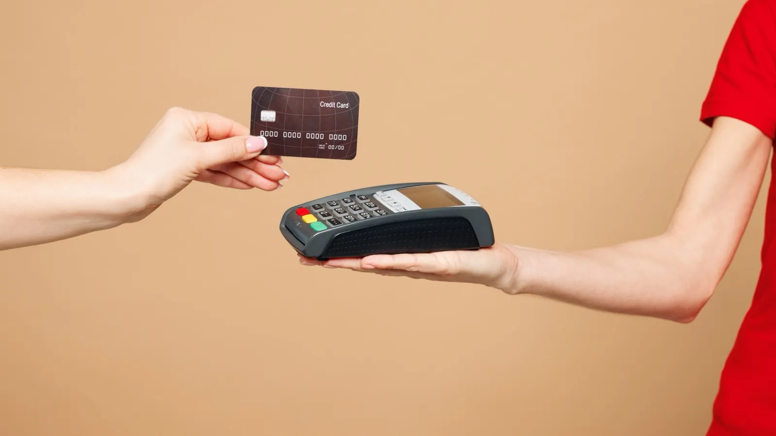 Uma mão entrega um cartão a outra que segura a maquininha, sobre fundo bege.