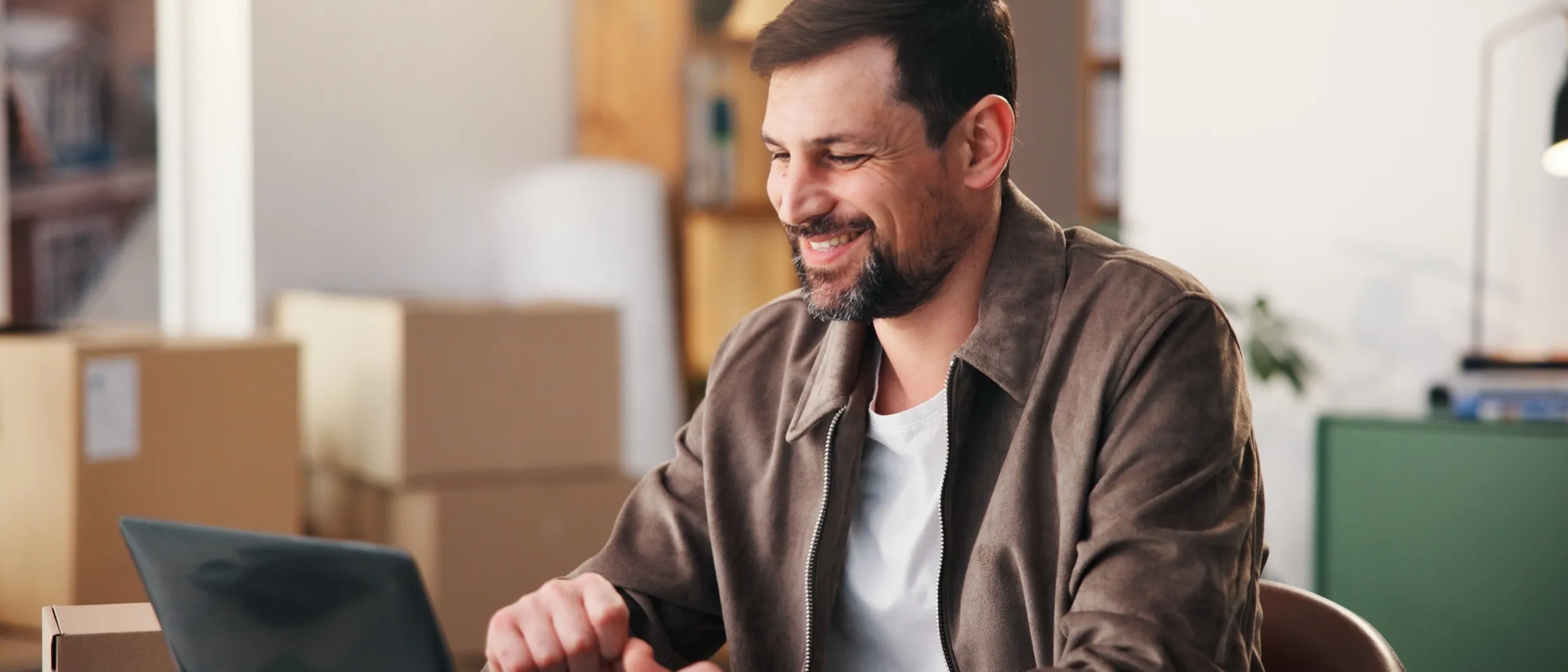 O relatório de gasto por categoria, em barras, com três meses lado a lado.