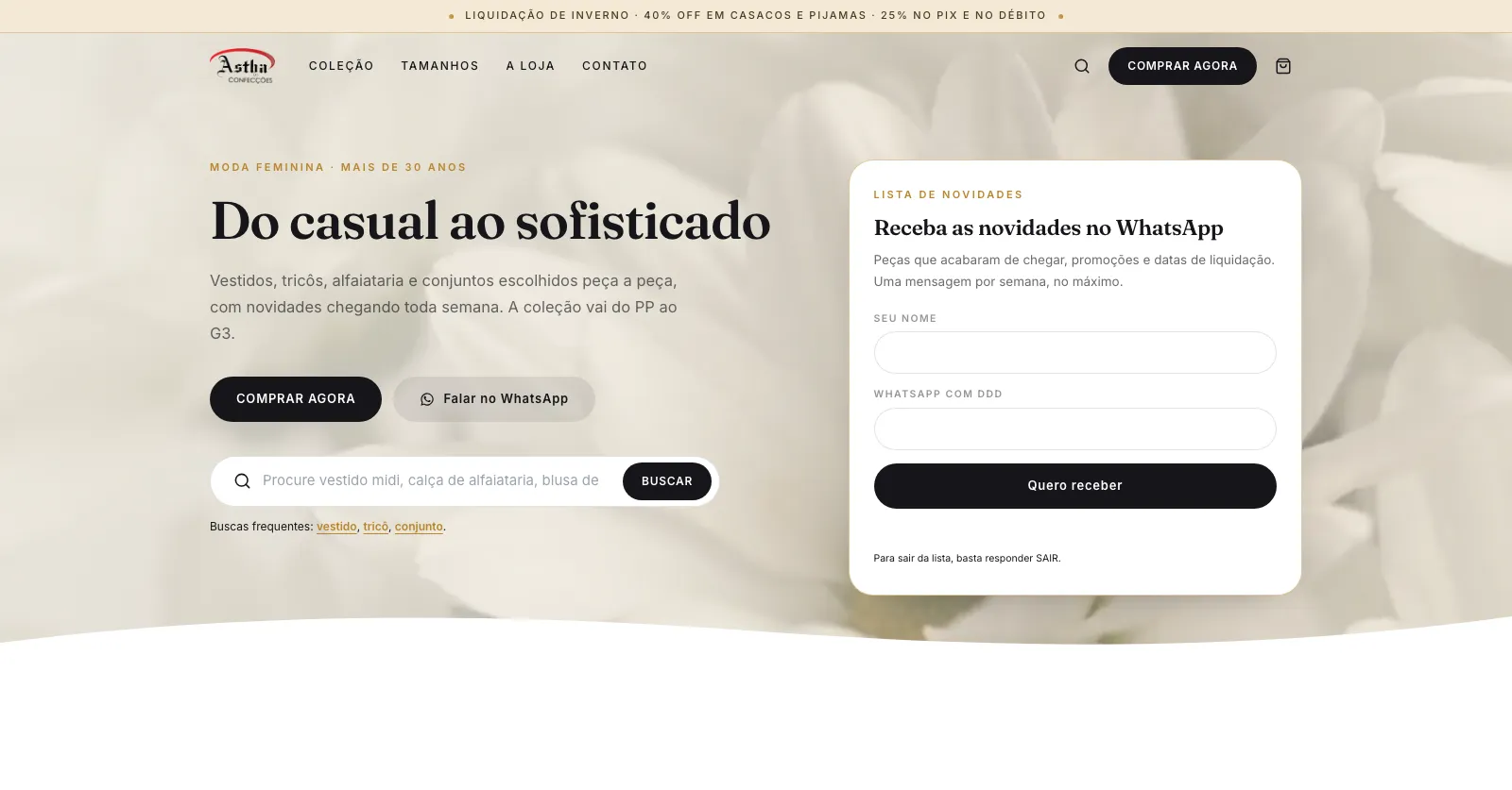 Página inicial do site da Astha Confecções: fundo claro com flores brancas, o título "Do casual ao sofisticado" e a lista de novidades pelo WhatsApp