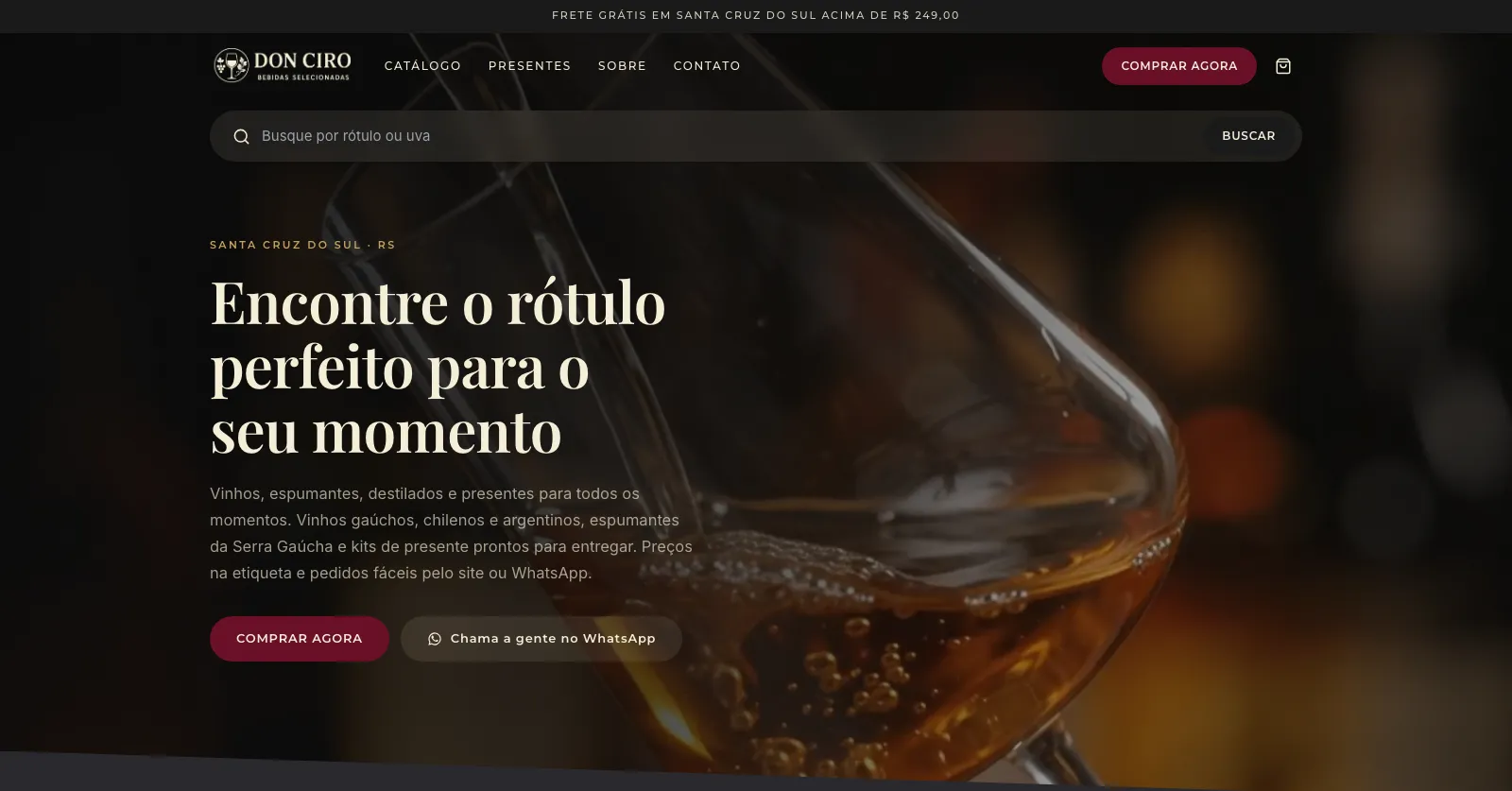 Página inicial do site da Don Ciro: fundo escuro, taça de vinho sendo servida e o título "Encontre o rótulo perfeito para o seu momento"